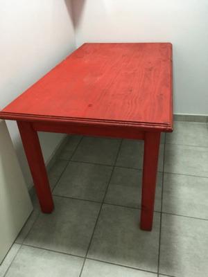 mesa de madera pintada de rojo