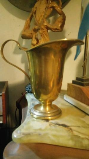 Antigua jarra de agua en bronce muy linda