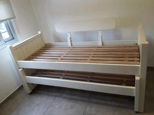 Cama doble de guatambu macizo con mesa de luz