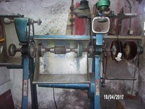 Máquina Paulina de zapatero y máquina de coser.
