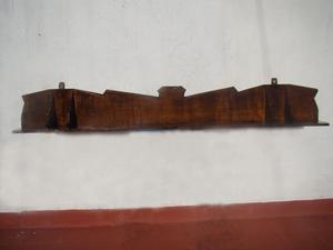 Repisa antigua de madera con bordes tallados (usada)