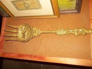 antiguo tenedor de bronce holandes grande