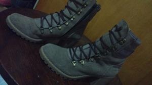 Botas marrones acordonadas