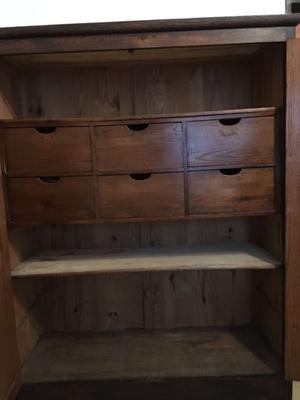 Mueble de cedro con cajones y estantes