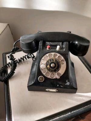 Teléfono antiguo de baquelita. De estación de tren