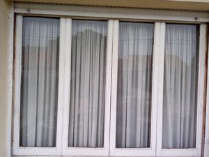 Ventanas de madera con marcos.