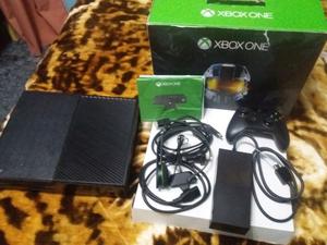 Xbox one 500gb, un joystick, 3 juegos fisicos y 33 digitales