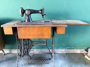 Maquina de coser ANTIGUA