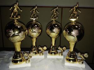trofeos de fútbol de 31 cm de alto $150 c/u