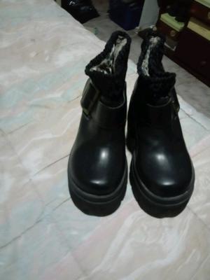 Vendo Botas con plataformas muy poco uso talle 36 negras