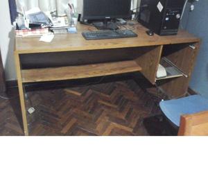 Elegante escritorio de madera