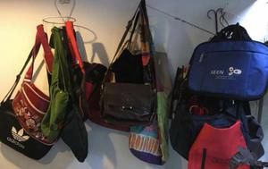 Variedad de carteras, bolsos y mochilas.