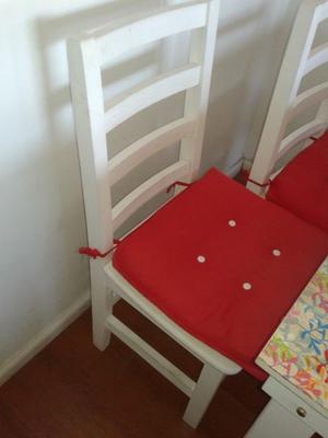 Mesa con sillas y almohadones