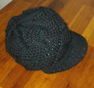 Gorra de lana negra con visera ajustable nueva.