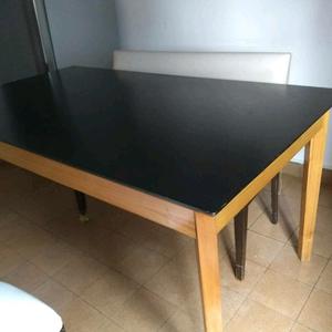 Mesa negra con patas de madera. De 1.60 x90