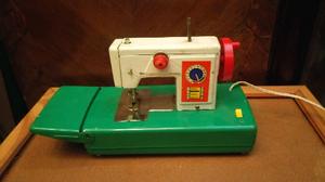 Antigua maquina de coser de chapa sin pedal funcionando