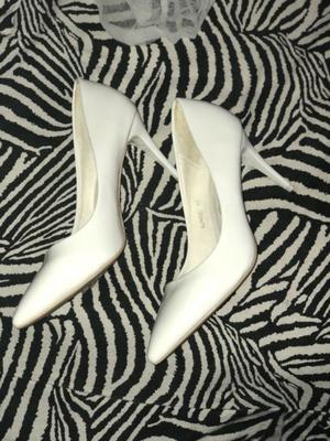 Zapatos stilettos N* 39 importados blancos charol