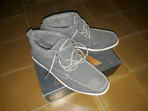 Zapatos tipo botas grises