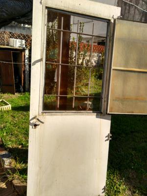 Puerta exterior metal con mosquitero y herraje