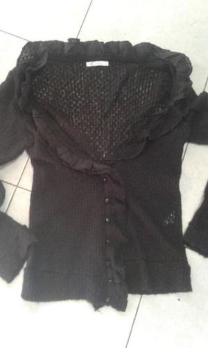 VENDO CAMPERA NEGRA CORTA, CON VOLADITOS EN SU CONTORNO,”