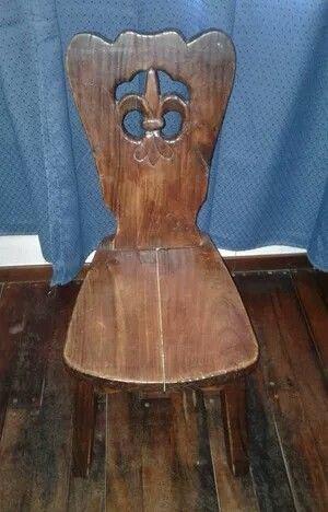 5 sillas de madera talladas flor de liz