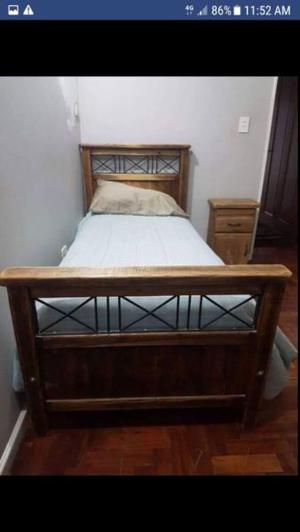 CAMA DE 1 PLAZA DE MADERA CON DETALLES DE HIERRO, COLCHON Y