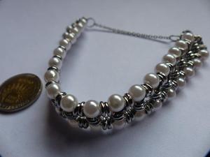 Hermosa pulsera de acero quirúrgico y perlas, con cadena de
