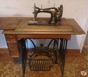 Maquina de coser antigua y muñecas antiguas