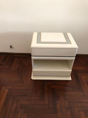 Mesa de luz color blanca con 2 cajones 52x50x36 cm
