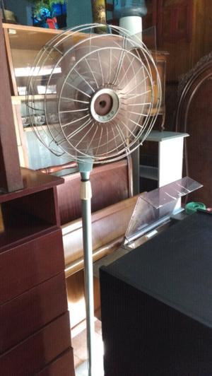 antiguo ventilador de pie yelmo
