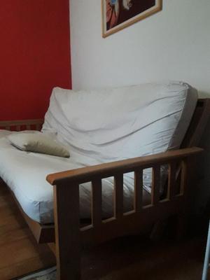 vendo futon de madera guatambu c/ colchon y funda.