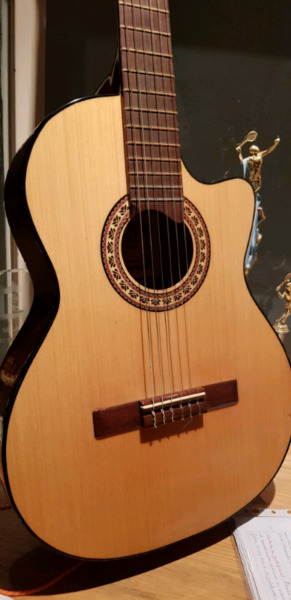 Guitarra Criolla con corte "Gracia" M 10