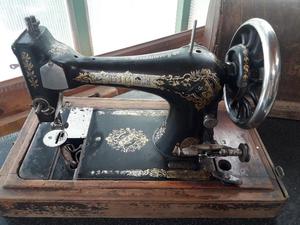 Maquina de coser Singer en caja de madera