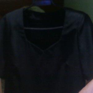 BLUSA NEGRA CON MANGAS CORTAS