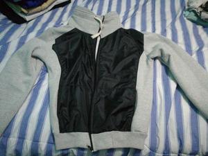 Campera gris con frente negro