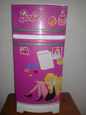 Heladera Barbie Glam con accesorios.