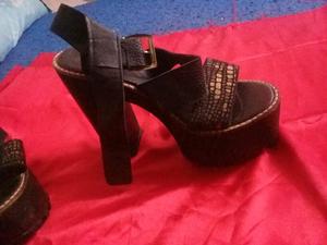 Sandalias negras con detalles en dorado,poco uso