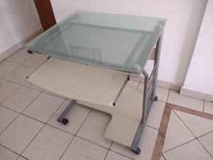 Mesa de PC con ruedas y estante para CD's