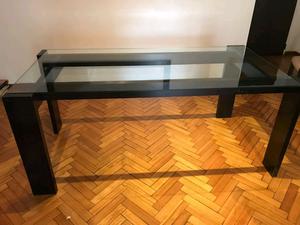 Mesa de vidrio con patas de madera