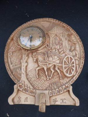 Reloj de mesa con diseños en relieve