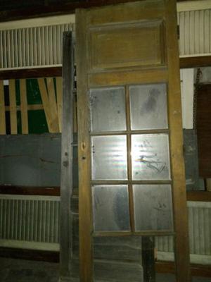 puertas de madera variadas mesas ventanas