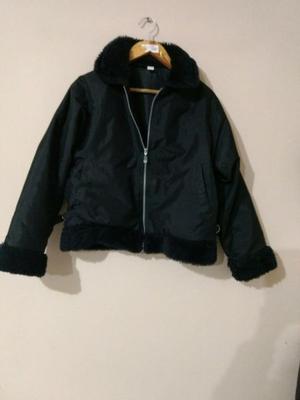 CAMPERA NEGRA CON PIEL ENCUELLO Y MANGAS T. 2 ADULTOS