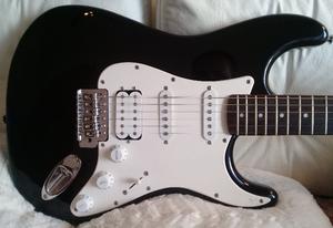 Guitarra Squier Bullet Strat FAT HSS