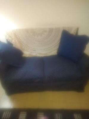 Hermoso sofá de dos cuerpos azul.