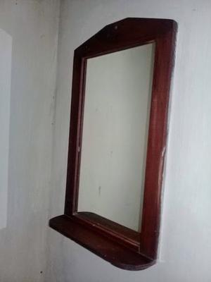 Espejo con marco de madera