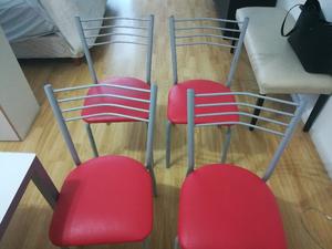 Mesa con cuatro sillas