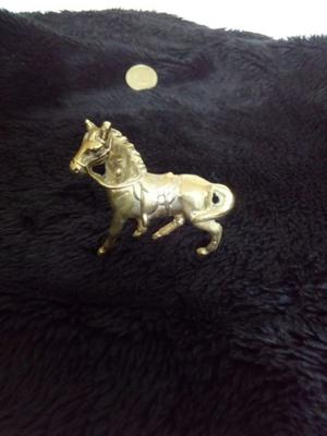 Figura antigua de caballo de bronce cincelado y labrado