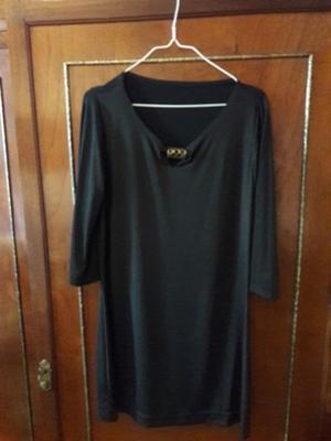 Vestido negro seda fria.manga 3/4.broche metal