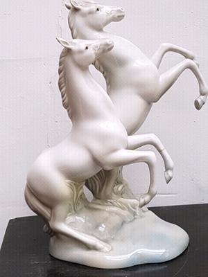 Par de esculturas caballos europeos