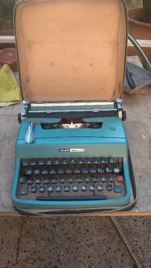 antigua maquina de escribir Olivetti Lettera 22